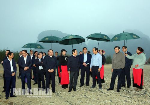 Các đại biểu tham quan, trải nghiệm không gian văn hóa trên đảo Khê Cốc.