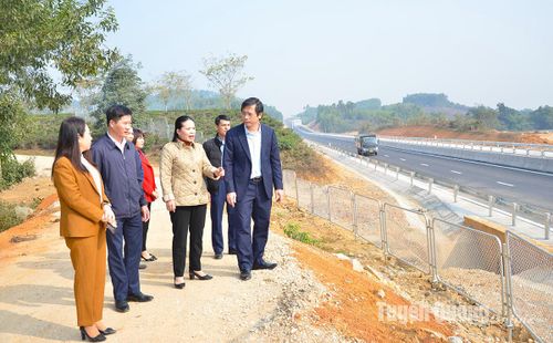 Đồng chí Bí thư Thành ủy Tạ Đức Tuyên kiểm tra nắm bắt tình hình kiến nghị của nhân dân phản ánh tại tuyến đường Cao tốc Tuyên Quang - Phú Thọ, đoạn đi qua tổ 7, phường Đội Cấn.