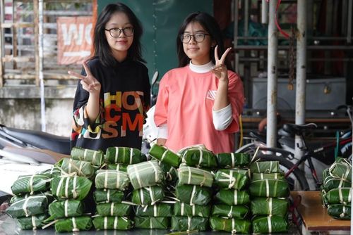 GOM 2024: Hừng Đông đã tự chuẩn bị được khoảng 200 suất bánh chưng và phát chúng đến tận tay những người lao động, người vô gia cư trên địa bàn thủ đô Hà Nội.