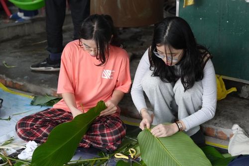 Những chiếc bánh chưng được chính các thành viên là những cô cậu học sinh tự tay gói.