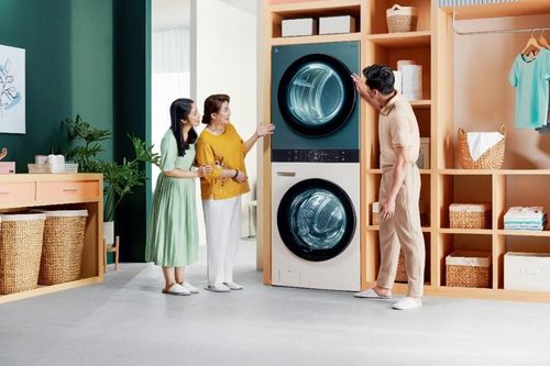  Tháp giặt sấy LG WashTower là sản phẩm mang tính cách mạng khi lần đầu tiêu tích hợp máy giặt và máy sấy với cùng một bộ điều khiển giúp tối ưu hiệu quả chăm sóc quần áo
