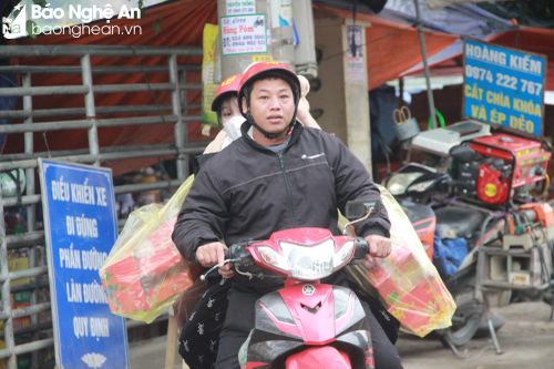 Người dân vùng cao Tương Dương xuống chợ mua sắm hàng Tết. Ảnh: Q.An