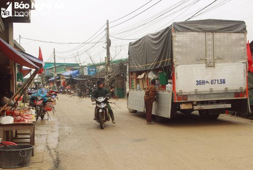 Những ngày cuối năm, tại các trung tâm xã vùng cao Kỳ Sơn, hàng hóa tăng nhiều so với ngày thường. Để có tiền mua sắm, bà con thu hoạch đào đá bán Tết. Ảnh: Q.An