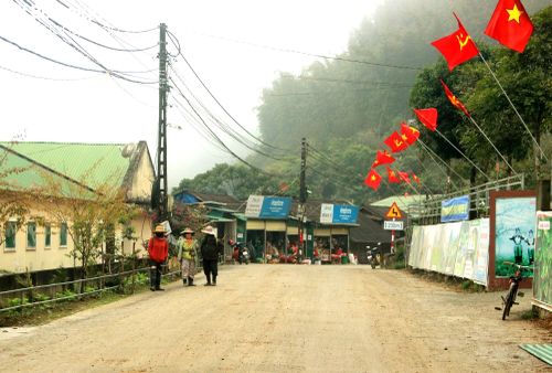 Trung tâm xã Mường Lống (Kỳ Sơn) những ngày giáp Tết Nguyên đán 2024 được trang trí cờ, hoa rực rỡ. Ảnh: Xuân Hoàng