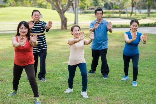 Người cao tuổi nên dành thời gian tập thể dục nhẹ nhàng. Ảnh minh họa