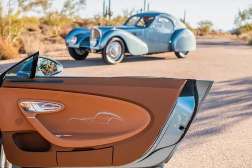 Bề mặt tapi cửa cũng được trang trí với hình ảnh của chiếc Bugatti Type 57 SC Atlantic.