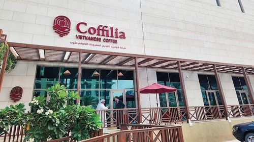 Phía ngoài quán cà phê Việt Nam mang thương hiệu Coffilia với biển hiệu nổi bật.