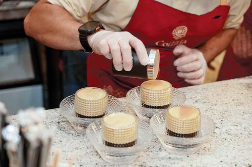 Nhân viên Coffilia với cốc cà phê trứng đặc trưng hương vị Việt.