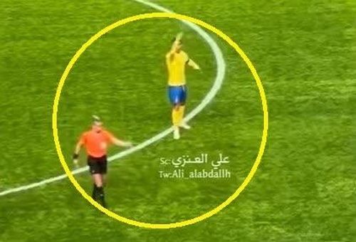Ronaldo liên tục vung tay để tỏ vẻ không hài lòng.