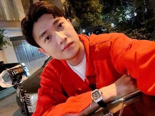 Quốc Trường có nhiều đồ hiệu đắt tiền. Anh từng đeo chiếc đồng hồ thương hiệu Richard Mille RM 51-02 Tourbillon Diamond Twister có giá khoảng 900. 000 USD (tương đương 22 tỷ đồng).