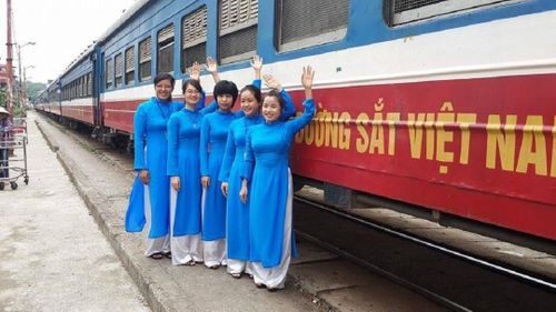 Chị Nhữ Thùy Dung (thứ 2 từ phải qua) và đồng nghiệp. Ảnh: NVCC.