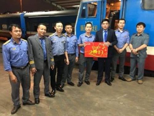 Đại diện lãnh đạo Xí nghiệp trao quà Tết năm 2019 cho nhân viên đường sắt. Ảnh: NVCC.