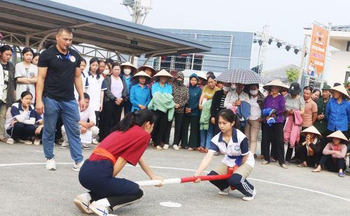 Các VĐV thi đấu môn đẩy gậy.