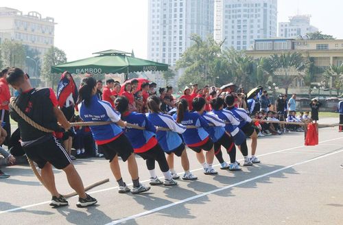 Các VĐV thi đấu môn kéo co.