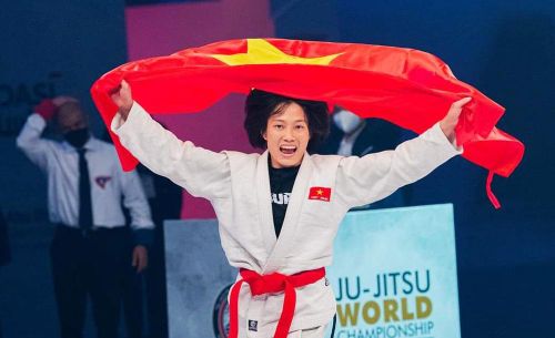 Nữ VĐV Jujitsu Phùng Thị Huệ và niềm vui chiến thắng.