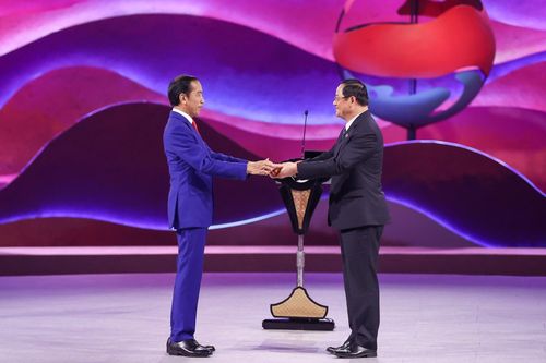 Tổng thống Indonesia Joko Widodo trao chiếc búa Chủ tịch luân phiên ASEAN 44 cho Thủ tướng Lào Sonexay Siphandone, tại Jakarta, Indonesia, ngày 7/9/2023. Ảnh: VGP