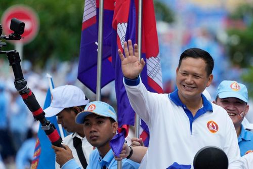 Ông Hun Manet vẫy tay chào cử tri khi kết thúc chiến dịch tranh cử của đảng Nhân dân Campuchia (CPP), tại Phnom Penh, Campuchia, ngày 21/7/2023. Ảnh: AP