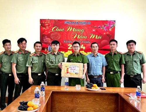 Đại tá Nguyễn Thanh Liêm, Giám đốc Công an tỉnh Đắk Nông chúc Tết và giao nhiệm vụ cho CBCS Công an xã Thuận An, huyện biên giới Đắk Mil.