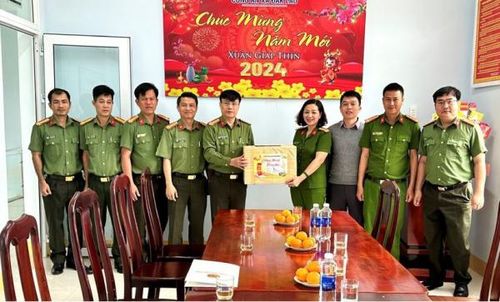 Lãnh đạo Công an tỉnh Đắk Nông chúc Tết và giao nhiệm vụ cho CBCS Công an xã Đắk Lao, huyện biên giới Đắk Mil.