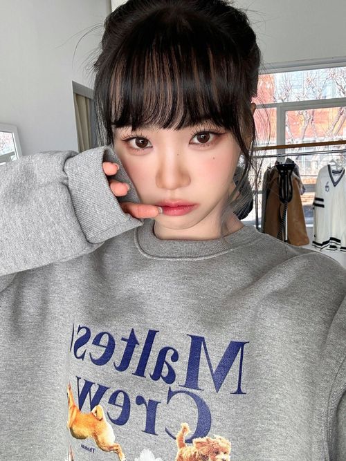 Cắt tóc ngắn, đổi concept và ra mắt cùng LE SSERAFIM được coi như cú chuyển ngoạn mục giúp Chaewon bật lên thấy rõ.