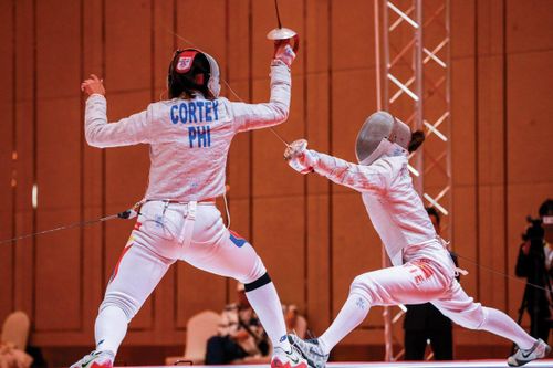 Kiếm thủ Phạm Thị Thu Hoài (Hà Nội) trong màu áo đội tuyển quốc gia thi đấu ở SEA Games 32.