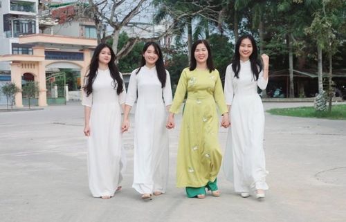 NGƯT Vũ Thị Quỳnh Anh và các em học sinh Trường THPT Trần Hưng Đạo.