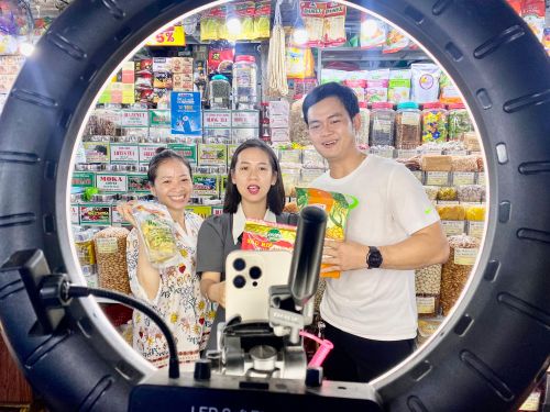 Chỉ trong 04 ngày, các phiên livestream bán hàng của tiểu thương chợ Bến Thành với sự hỗ trợ của các KOC đã “chốt” được 18.200 đơn hàng.