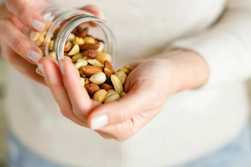 Nếu bạn cảm thấy đói và cần một bữa ăn nhẹ, hãy lựa chọn những loại thực phẩm lành mạnh như trái cây, các loại hạt...