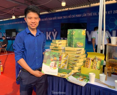Nguyễn Đức Độ trưng bày sản phẩm tại Ngày hội khởi nghiệp của học sinh, sinh viên lần IV tại tỉnh Vĩnh Phúc.