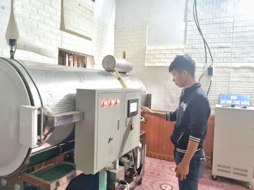 Nguyễn Đức Độ điều khiển máy sấy trà hoa vàng.
