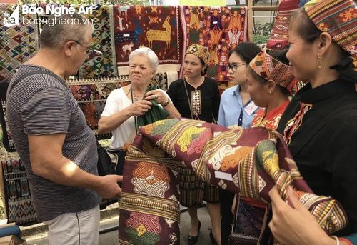  Phụ nữ Kỳ Sơn giới thiệu và bán sản phẩm thổ cẩm tới khách nước ngoài thông qua Hợp tác xã Hoa Ban Xanh. Ảnh tư liệu 