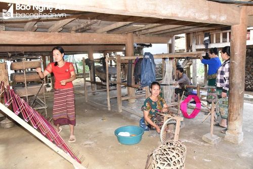  Phụ nữ bản Buộc, xã Bắc Lý (Kỳ Sơn) thành lập Tổ dệt thổ cẩm cải thiện thu nhập, tăng cường giao lưu giữa các bản làng. Ảnh: Hoài Thu 