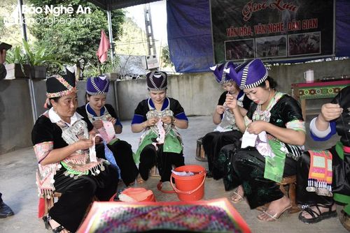  Các thành viên Làng nghề thêu ren Mường Lống sản xuất sản phẩm theo đơn đặt hàng. Ảnh: Hoài Thu 