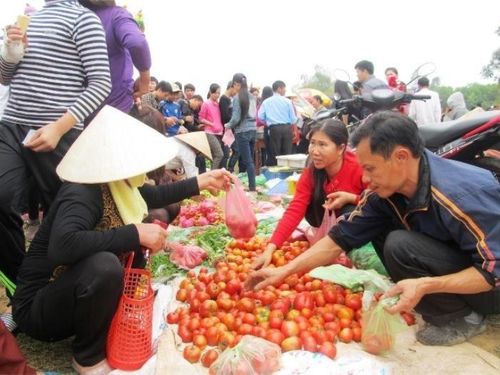 Theo tập tục của phiên chợ Chuộng, người nào bị nhiều cà chua ném vào người thì năm mới sẽ gặp nhiều may mắn, có nhiều tài lộc.