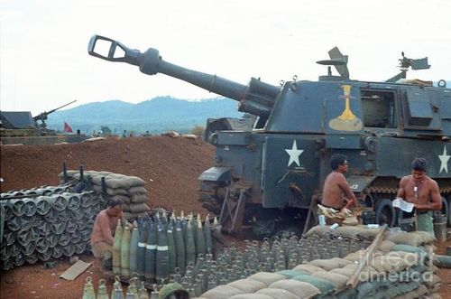 M109 là biến thể pháo hạng trung trong chương trình của Mỹ, nhằm sử dụng khung gầm chung cho các đơn vị pháo tự hành của mình. Phiên bản hạng nhẹ, lựu pháo M108 đã bị loại bỏ trong chiến tranh tại Việt Nam, nhưng nhiều chiếc được chế tạo lại thành M109.