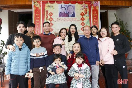 Chị Cù Thị Như Ý (thứ 2 từ phải sang) chụp ảnh cùng gia đình trong lễ mừng thọ bố mẹ ruột.