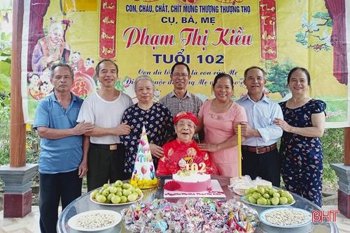 Cụ Phạm Thị Kiều (xã Sơn Bằng, Hương Sơn) hạnh phúc cùng con cháu tại lễ thượng thọ 102 tuổi, dịp Xuân Giáp Thìn 2024.