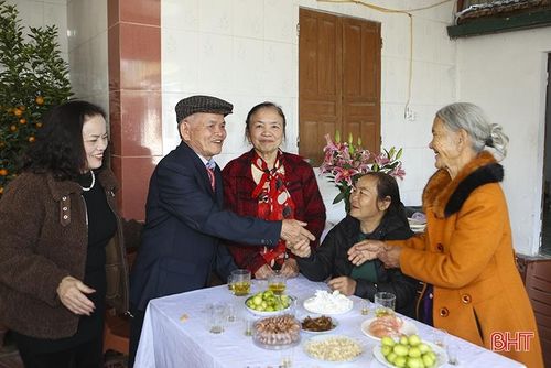 Cùng với lễ mừng thọ do chính quyền tổ chức tại nhà văn hóa thôn, ông Cù Thế Kỷ và bà Phạm Thị Hạnh (cùng tròn 80 tuổi, ở thôn Trung Sơn, Hồng Lộc, Lộc Hà) hạnh phúc khi được con cháu tổ chức buổi lễ tại gia đình.