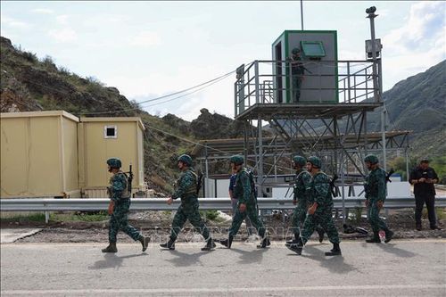 Binh sĩ Azerbaijan gác tại trạm kiểm soát Lachin ngày 26/9/2023. Ảnh minh họa: AFP/TTXVN