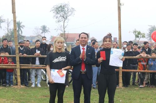 Các đô vật thi đấu xuất sắc tại hội vật được trao giải thưởng bằng tiền mặt và quà lưu niệm, tạo thêm không khí hào hứng trên các sới vật.