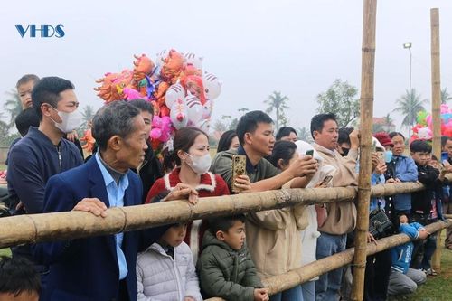 Đông đảo Nhân dân xã Hoằng Phong và các xã lân cận đến theo dõi, cổ vũ cho các đô vật.