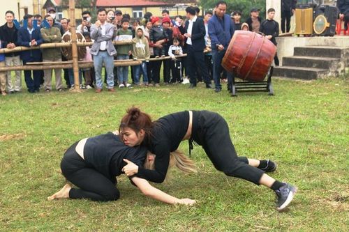 Các đô vật tranh tài ở nội dung vật truyền thống. Đáng chú ý, hội vật có sự góp mặt của một số đô vật là những vận động viên tiêu biểu của môn vật dân tộc đến từ các xã trong huyện.