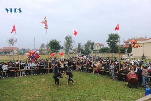 Hội vật năm nay thu hút rất đông các đô vật nam, nữ có sức khỏe tốt đến từ xã Hoằng Phong và các xã Hoằng Lưu, Hoằng Tân.
