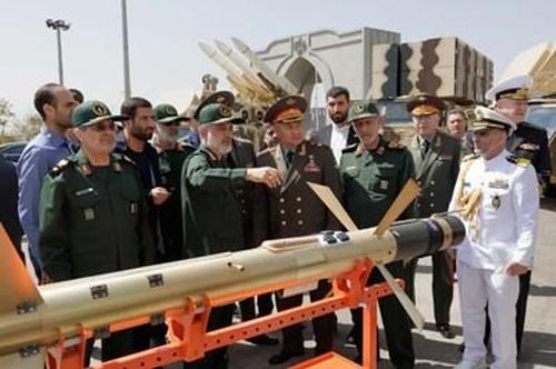 Bộ trưởng Quốc phòng Nga Sergei Shoigu cùng quan chức quân sự Iran thăm một triển lãm của ngành Hàng không vũ trụ Iran tại thủ đô Tehran (Iran), tháng 9-2023. Ảnh: REUTERS