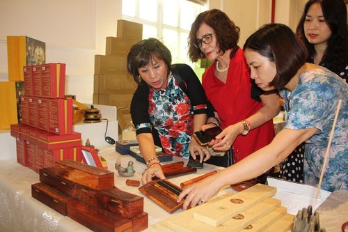 Sản phẩm nhang đàn hương được chế biến từ các sản phẩm của cây đàn hương Việt Nam.