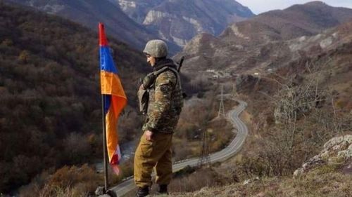 Bính sỹ Armenia đứng gác tại khu vực tranh chấp. Ảnh: AP