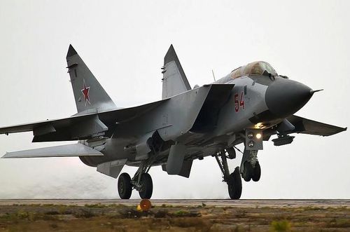 Khả năng của tổ hợp công nghiệp quân sự Nga trong việc sản xuất máy bay chiến đấu mới cho Không quân Nga cũng bị ảnh hưởng bởi nhu cầu sửa chữa các linh kiện chiến đấu bị hư hỏng hoặc gặp sự cố kỹ thuật trong thời gian chiến sự.