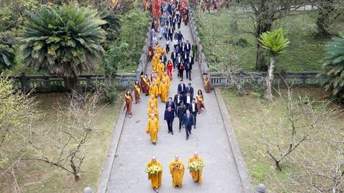 Đông đảo nhân dân, du khách thập phương tham dự lễ khai hội. (Ảnh: MINH ĐƯỜNG)