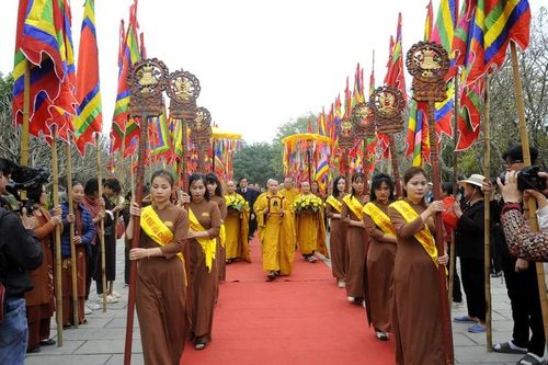 Ngay trong ngày khai hội đã thu hút hàng nghìn đạo hữu và du khách đến tham quan, chiêm bái. (Ảnh: XUÂN LÂM)