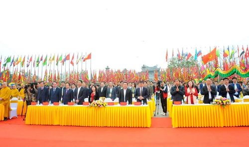 Toàn thể nhân dân, tín đồ phật tử và du khách thập phương cùng cầu nguyện quốc thái dân an, mưa thuận gió hòa, thế giới hòa bình, chúng sinh an lạc. (Ảnh: Xuân Lâm)